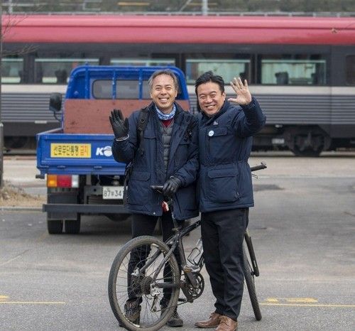 열차 앞에 선 김영훈(오른쪽) 고용노동부 장관 후보자