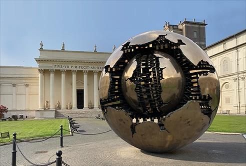 바티칸 박물관 솔방울정원에 전시된 '천체 안의 천체'