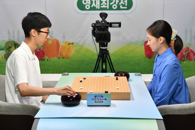 김은지(오른쪽) 9단이 하찬석국수배에서 정준우 3단을 꺾고 우승했다.