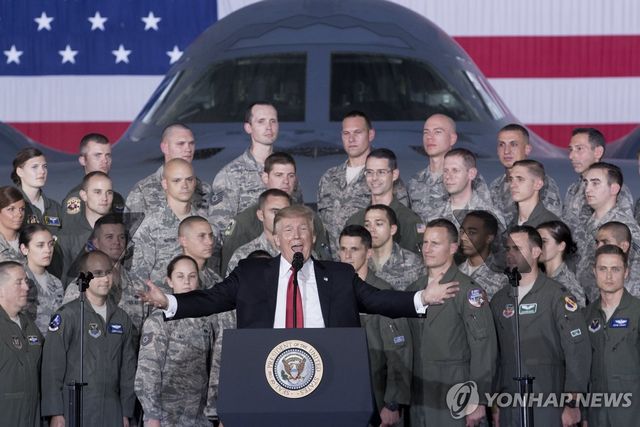 2017년 1기 정부 당시 B-2 폭격기 앞에서 연설하는 트럼프