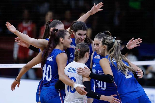 부키리치(중앙 뒤쪽)가 포함된 세르비아 여자배구 대표팀 선수들