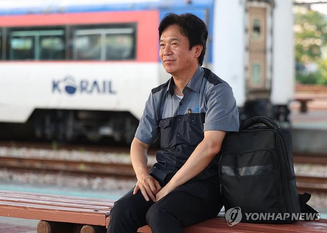 마지막 열차 기다리는 김영훈 노동장관 후보자