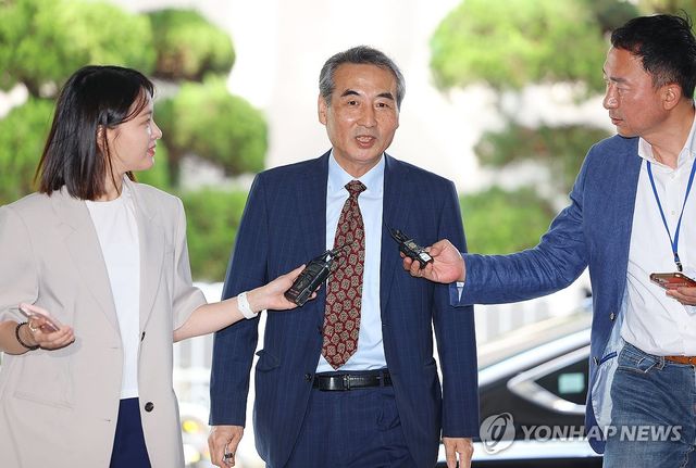 출근하는 민중기 특검