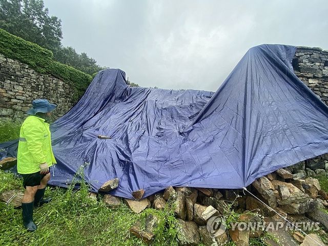 방수 조치 중인 고창읍성 서문