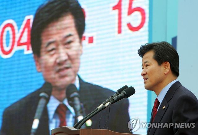 개성공단 첫 제품 출하식 참석한 정동영 통일부 장관