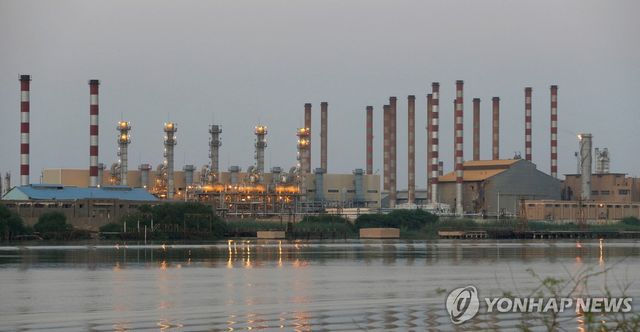 이라크 남부 바스라 지역의 정유공장