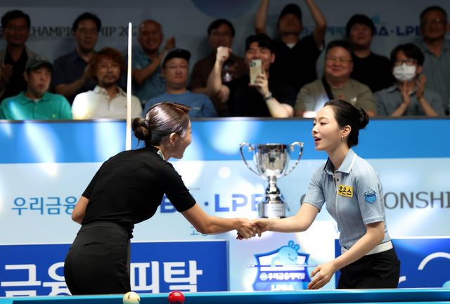 경기가 끝난 뒤 차유람(오른쪽)과 악수하는 김가영