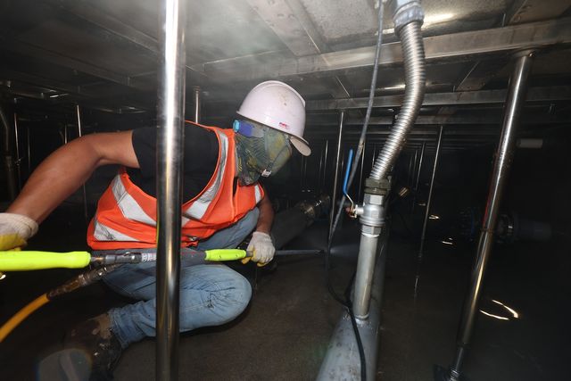 바닥분수 수조 청소