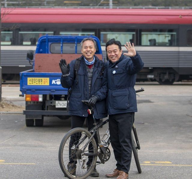 열차 앞에 선 김영훈(오른쪽) 고용노동부 장관 후보자