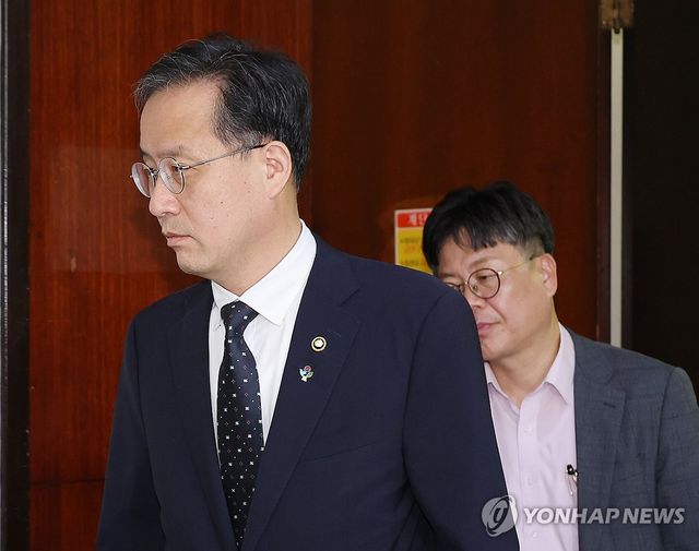 비공개 회의 참석하는 이형일 기재장관 대행