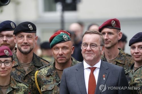 보리스 피스토리우스 독일 국방장관과 연방군 장병