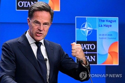 기자회견하는 나토 사무총장