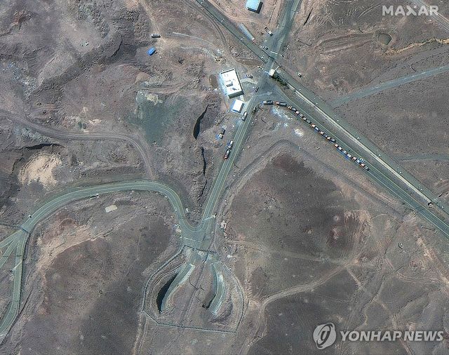 포르도 핵시설 진입로에 늘어선 트럭들