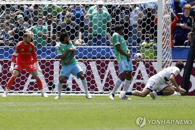 흐비차 크바라츠헬리아(오른쪽)의 선제 결승 골 장면