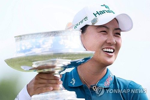 우승 트로피를 든 이민지.