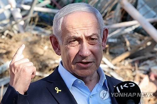 20일(현지시간) 이란 미사일 공격을 받은 연구소를 방문한 네타냐후 총리 