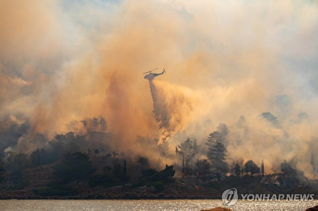 그리스 키오스섬에서 산불 진화 작업 중인 소방 헬리콥터