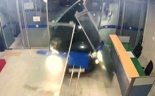 경찰서 돌진하는 차량