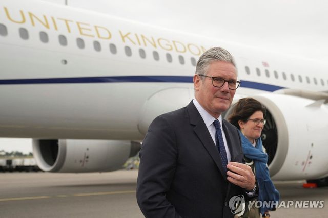 헤이그 도착한 스타머 총리