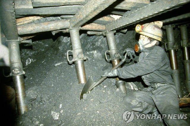 막장에서 석탄을 채취하는 광원