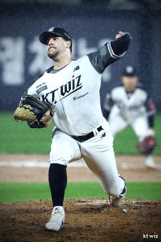 호투하는 kt의 선발 투수 헤이수스
