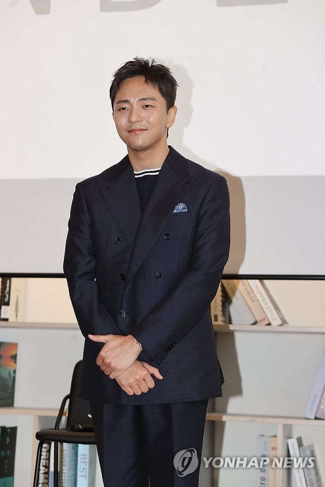 토니상 6관왕 '어쩌면 해피엔딩'의 박천휴 작가