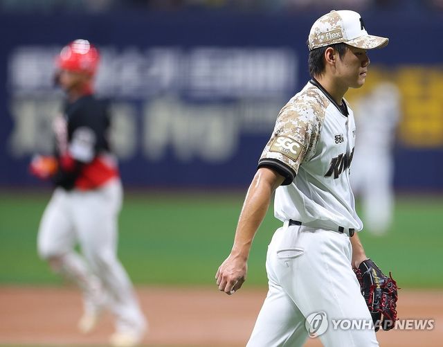 1회 3실점한 김윤하