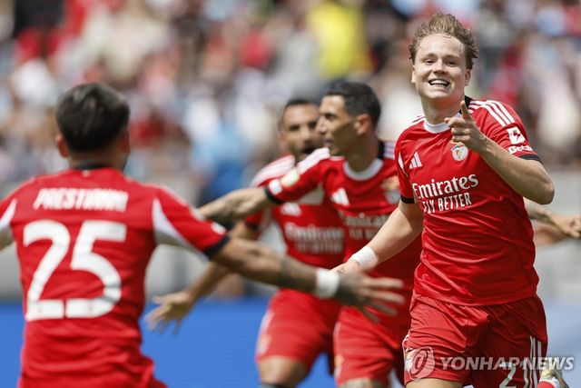 골 넣고 기뻐하는 벤피카 시엘데루프