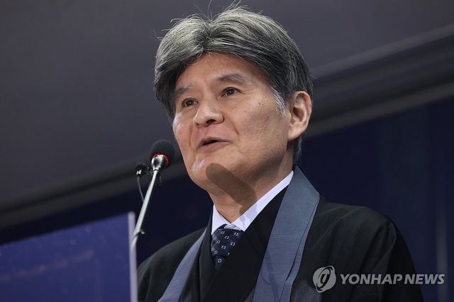 인사말하는 사토 다카오 주지