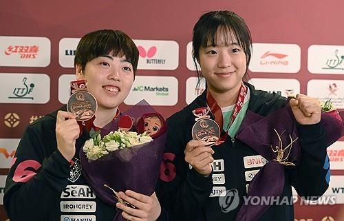 세계탁구선수권 여자복식 동메달을 합작한 신유빈(오른쪽)과 유한나