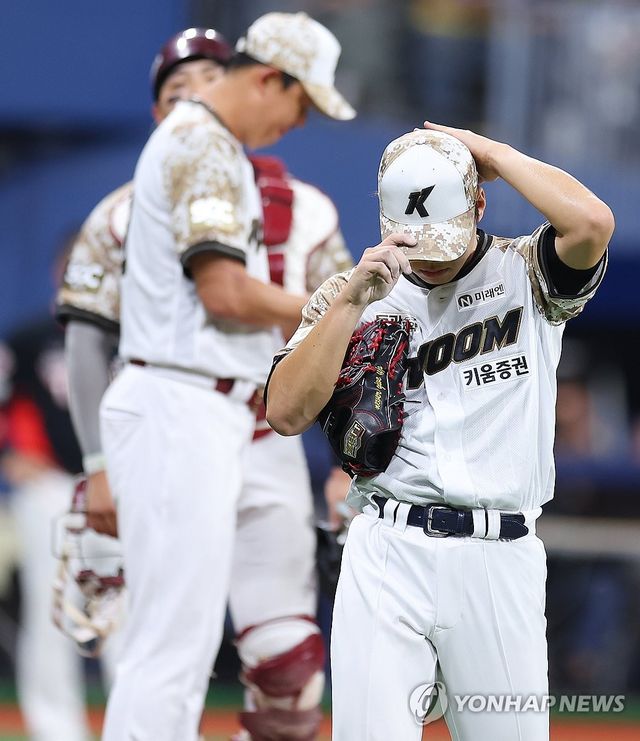 물러나는 김윤하