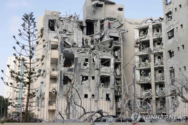 24일(현지시간) 이란 미사일 공격에 파괴된 이스라엘 베르셰바의 한 건물