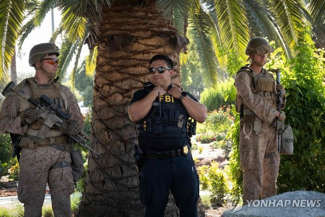 지난 18일 미국 로스앤젤레스에서 경계 근무하는 FBI 요원