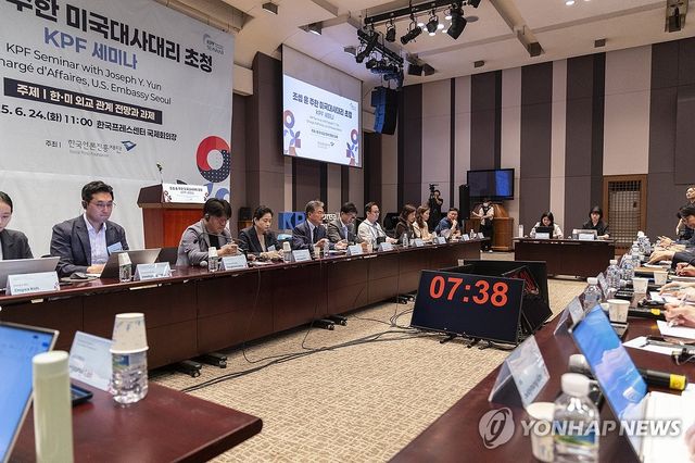 한국언론재단 초청 세미나에서 발언하는 조셉 윤 주한 미 대사 대리