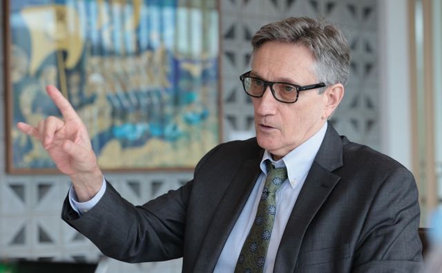 인터뷰하는 클립튼 트루먼 대니얼 작가