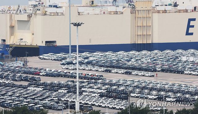 트럼프, 수입산 자동차 관세 추가 인상 가능성 언급