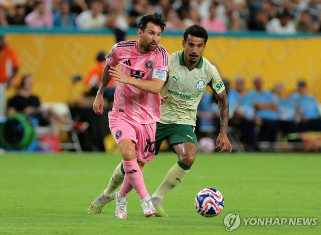 파우메이라스와의 경기에 나선 메시(왼쪽)