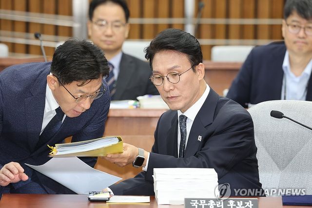 자료 살펴보는 김민석 국무총리 후보자