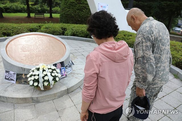 참전 기념탑 참배하는 납북자가족