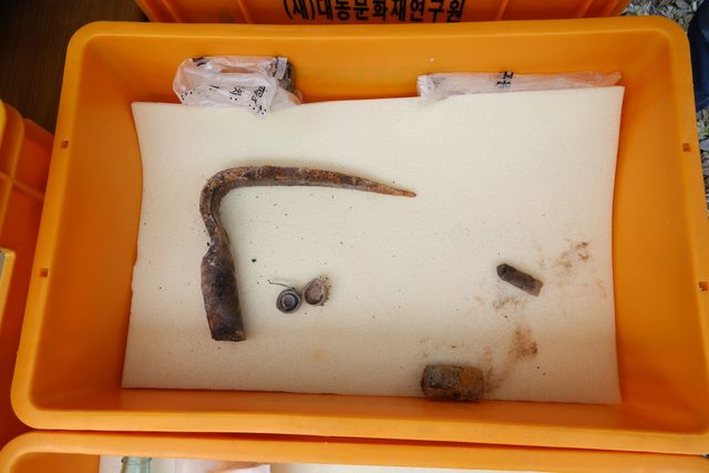 도굴에 사용한 것으로 추정되는 도구들