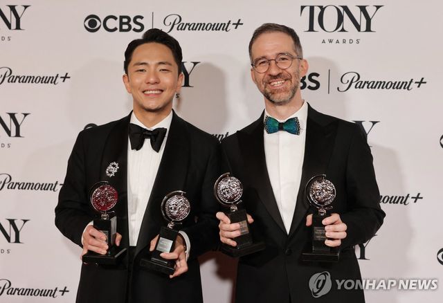 토니상 거머쥔 박천휴 작가(왼쪽)와 윌 애런슨 작곡가