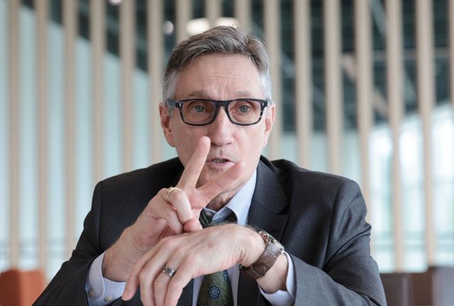 인터뷰하는 클립튼 트루먼 대니얼 작가