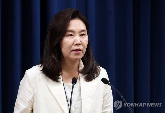 브리핑 하는 강유정 대변인