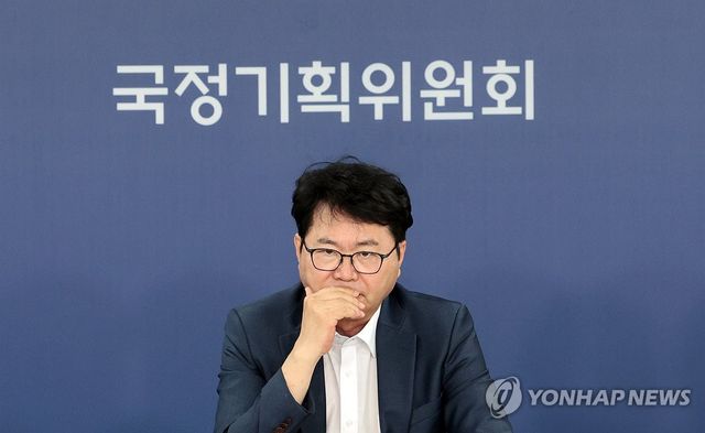 질문 경청하는 이한주 국정기획위원장