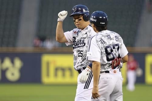 적시타 날리고 기뻐하는 두산의 양의지