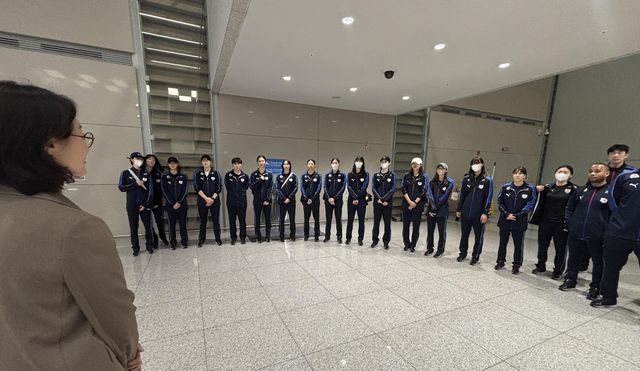 귀국한 여자배구 대표팀 선수들에게 이야기 박미희 여자경기력향상위원장(왼쪽) 