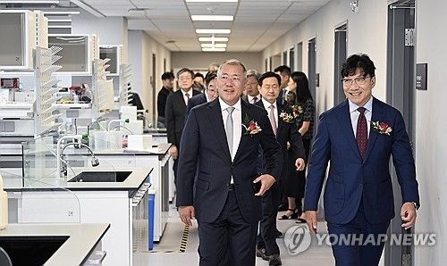 '정몽구 미래의학관' 둘러보는 정의선 현대차그룹 회장 