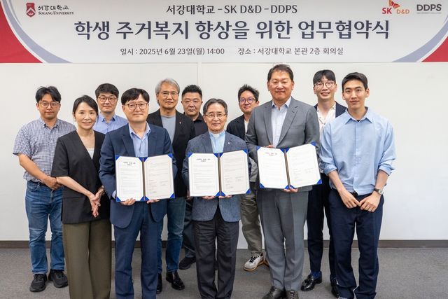 오영래 디앤디프라퍼티솔루션(DDPS) 대표, 심종혁 서강대학교 총장, 김도현 SK디앤디 대표가 지난 23일 MOU를 체결한 뒤 기념촬영을 하고 있다. [SK디앤디 제공. 재판매 및 DB 금지]