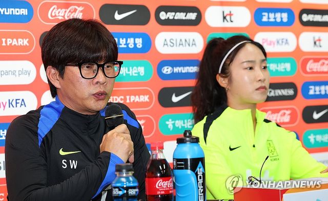 취재진 질문에 답하는 신상우 감독