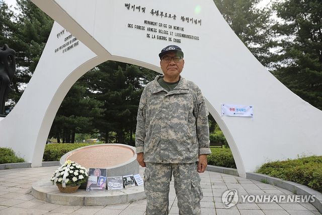 참전 기념탑 찾은 납북자가족